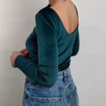 piękne szmaragdowe body dopasowane do dżinów