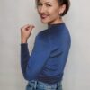 modelka w chabrowej odzieży