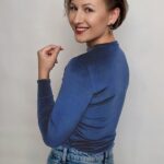 modelka w chabrowej odzieży